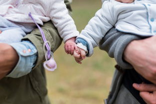 孩子站椅子上哭着喊妈妈后跳下椅子，关于儿童情感需求与安全教育的深思