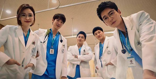 机智的医生生活第一季全集：温暖治愈的医疗剧，带你体验医生的人性关怀与友情力量