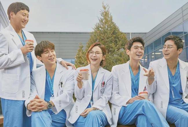机智的医生生活剧情简介：揭秘五位医生如何用友情与音乐治愈职场与人生