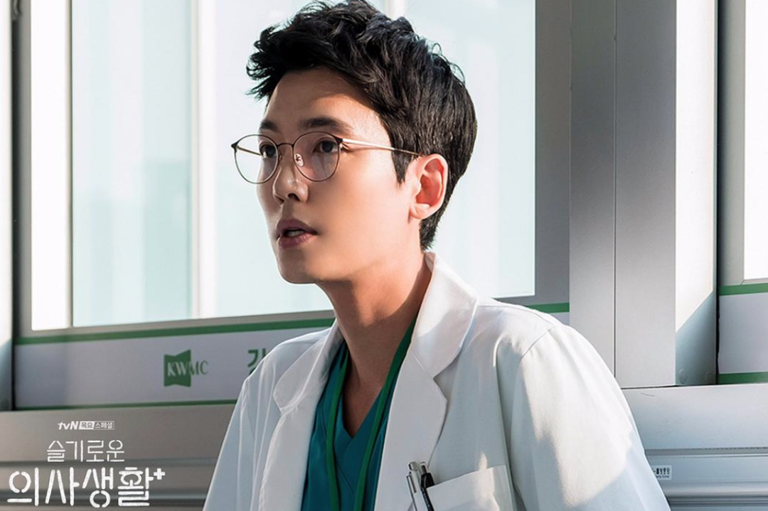 机智的医生生活第一集剧情解析：五位医生重逢的温暖与专业日常