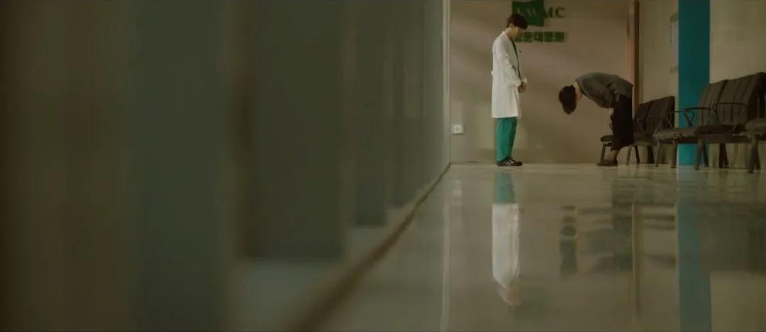 机智医生生活11集深度解析：医患温情与成长感动全记录